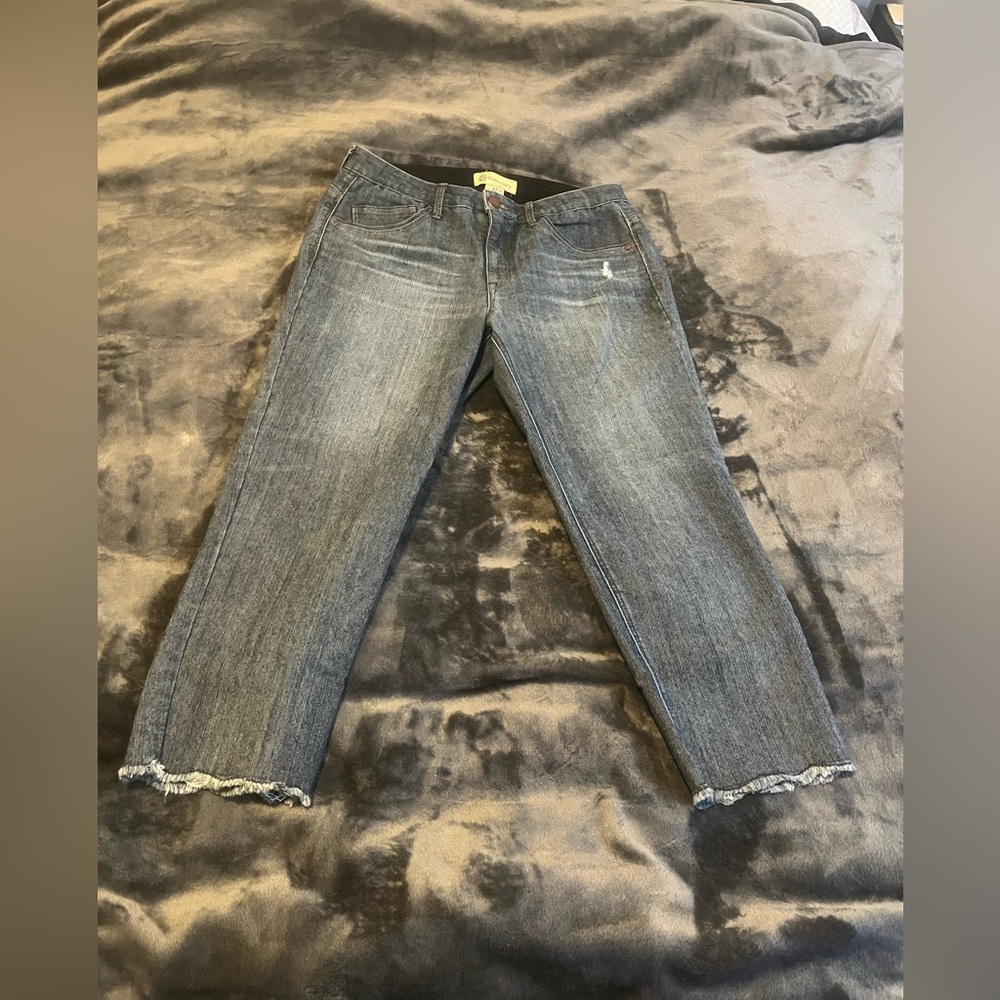 Democracy Women's Cropped Blue Jeans 12. Good condition. Frayed hem.